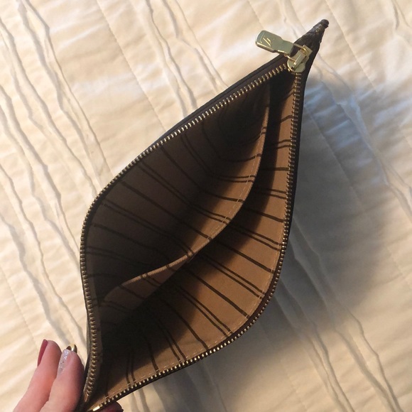 Louie Vuitton Neverfull MM Pochette - Picture 5 of 8